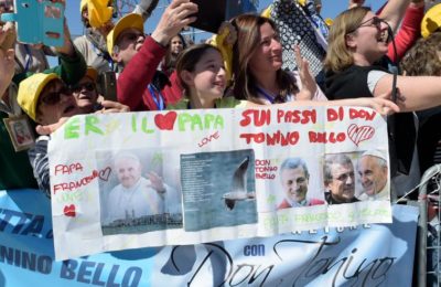 Visita pastorale / Con don Tonino Bello per una Chiesa “contempl-attiva”. Francesco a Molfetta sui passi del vescovo col grembiule