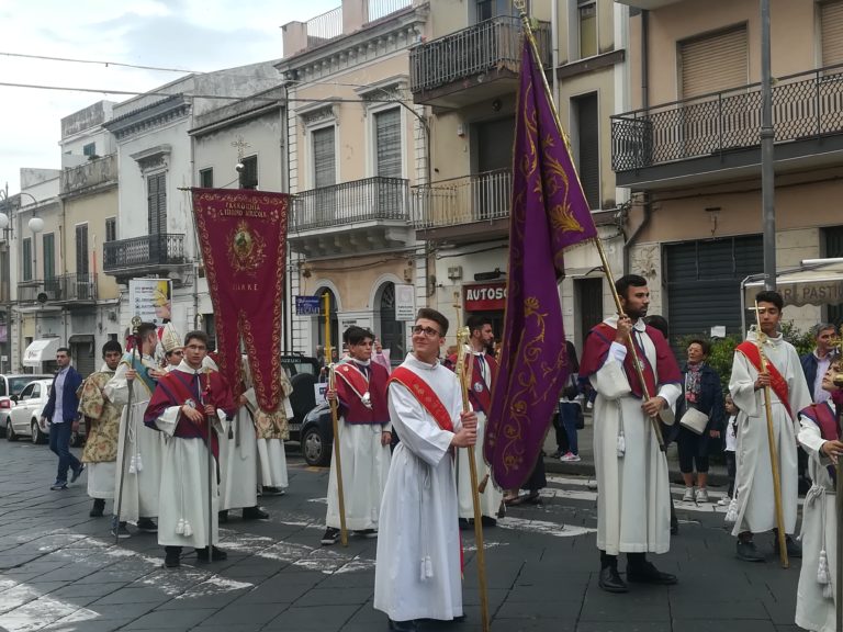 Giarre / Il corteo di Sant’Isidoro, tra rievocazione storica e fede. Don Nino Russo: “Uomo semplice e carico d’amore”