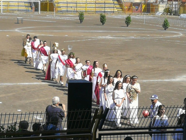 Giarre / Centinaia di studenti per un giorno in veste di atleti per festeggiare il 132° anniversario della fondazione del Liceo Amari