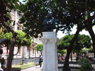 Acireale / Restaurato dal Rotary e dal Credito Siciliano il busto bronzeo del poeta acese Lionardo Vigo nell’omonima piazza