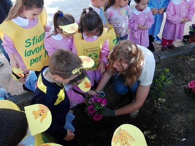 Ramacca / “Non ti scordar di me”: alunni e genitori decorano le scuole e vi piantano alberi e fiori