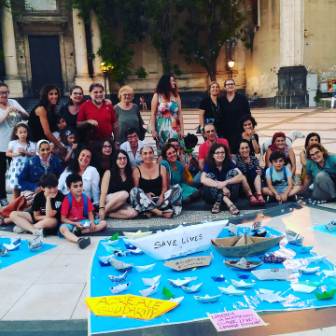 European solidarity / Ad Acireale, in piazza Duomo tanta gente solidale con i migranti. Anche il nuovo sindaco