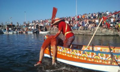 Tradizioni popolari / “U pisci a mari”: si rinnova oggi ad Acitrezza la parodia della pesca del pesce spada