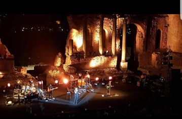 Concerti / Fiorella Mannoia impone la solita classe a Taormina nel segno della solidarietà per i rifugiati