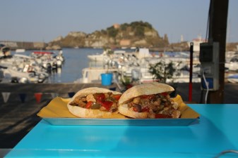 Acitrezza / “Street food summer”: fino a domenica 15 un’esplosione di sapori in uno scenario da favola