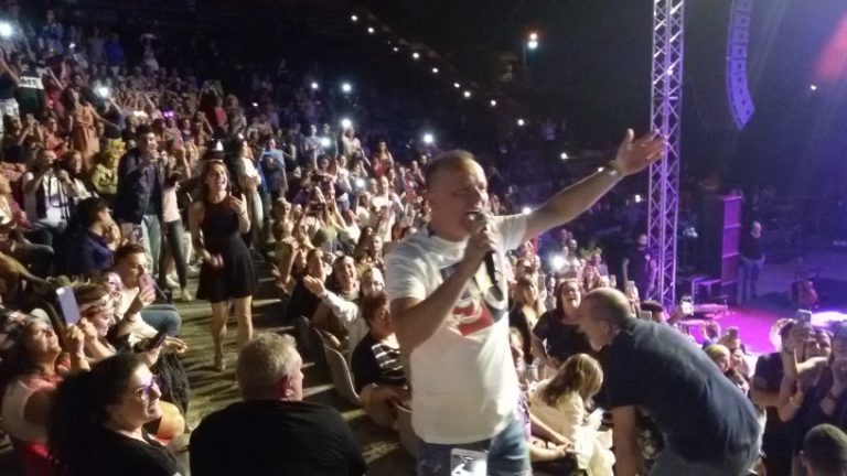 Spettacoli / Il solito successo e anche la recita dell’Ave Maria al concerto di Gigi D’Alessio a Zafferana