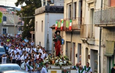 Linguaglossa / Il parroco don Orazio Barbarino alla festa per il compatrono: “San Rocco si fece santo restando laico”