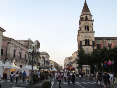 Acireale / “Vetrine d’arte”, l’iniziativa che voleva rendere più decoroso il centro cittadino