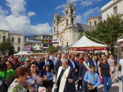 Zafferana / Migliaia di visitatori all’esordio dell'”Ottobrata” di domenica dedicata alla sagra dell’uva