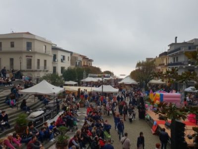 Zafferana / All'”Ottobrata” neppure il meteo avverso scoraggia i visitatori