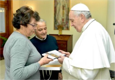 Il primo libro de “La Voce” / “Opere di un viaggio” consegnato a Papa Francesco
