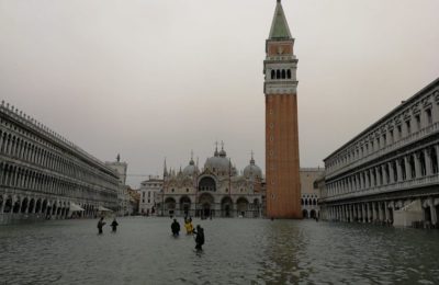 Maltempo / Venezia allagata, acqua anche nella Basilica. Mons. Moraglia: “Non far venire meno la fiducia nelle Istituzioni”