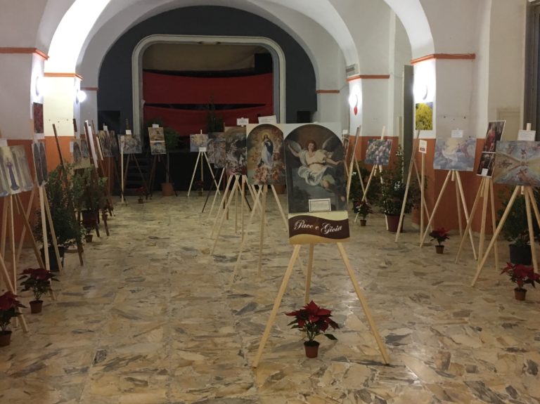 Cultura / Prosegue ad Acireale la mostra fotografica di Sebastiano Costanzo sul tema “Angeli e fiori”