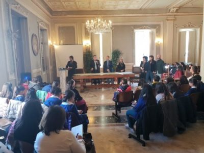 Belpasso / “Differenziamoci a scuola”. Presentata l’App per segnalare le microdiscariche dal proprio smartphone