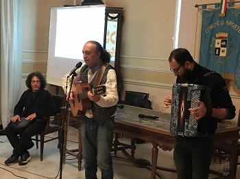 Riposto / Un incontro di studio sul cantastorie, un premio a Luigi Di Pino prima del suo trascinante concerto