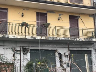 Sisma di Santo Stefano – 18 / Quasi completati ad Aci S. Antonio i sopralluoghi nelle case. Ok ai lavori nelle scuole colpite