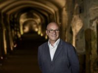 corret Don antonio Loffredo nelle catacombe di Napoli