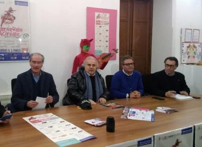 Carnevale di Acireale – 10 / In piazza Duomo stipata di gente finale “da libidine” con Jerry Calà