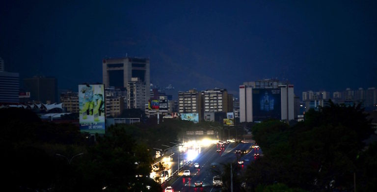 Sudamerica / Il blackout che ha messo in ginocchio il Venezuela causato forse da un grosso incendio
