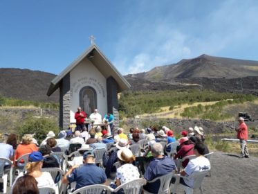 Etna / Festa Madonna della Neve a 1920 di altitudine accanto al Rifugio Sapienza