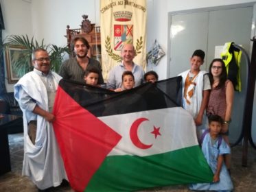 Aci S. Antonio / Ieri bambini saharawi in visita al Comune. Il sindaco Caruso: “Avvieremo un gemellaggio”