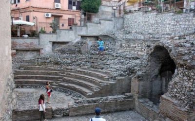 Taormina / Il 23 settembre riapre l’Odeon Romano con uno spettacolo di nicchia di Monica Felloni