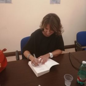 Etnabook / Incontro ad Aci Sant’Antonio col medico scrittore Cristina Cassar Scalia