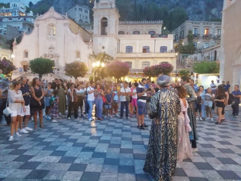 Spettacoli / I personaggi di “Turandot” per le vie di Taormina nella vigilia della replica
