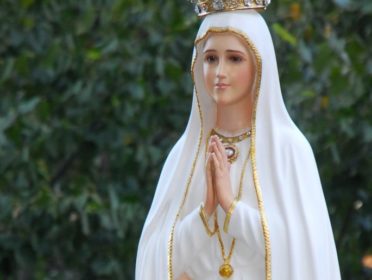 Chiesa  / La Gioventù Ardente Mariana rende omaggio alla statua della Madonna di Fatima in visita ad Acireale