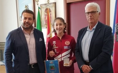 Santa Venerina / Ricevuta in Comune la tredicenne Miriam Longo, premiata a Roma per meriti sportivi e scolastici