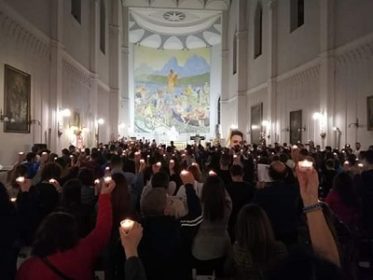 Diocesi / “Sii Luce”: 500 giovani alla veglia di Ognissanti nella chiesa di San Rocco ad Acireale