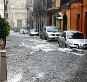 Aci Platani / Arrivano  le piogge e le strade diventano torrenti. A quando la rete fognaria?