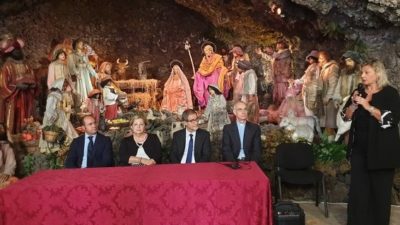 Acireale / Presepe settecentesco: il Gesù Bambino restaurato ritorna in Grotta