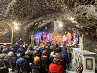 Lectura Dantis / Il V canto dell’Inferno presentato nella grotta del presepe Settecentesco di Acireale