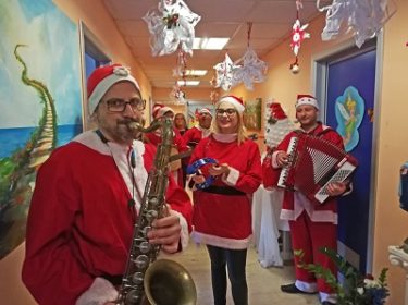 Tempo di Natale / I volontari della Lilt offrono regali e allegria ai pazienti del “Garibaldi Nesima” di Catania