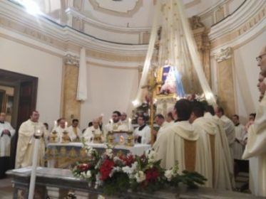 Acitrezza / Le prime Messe del neosacerdote don Rosario Pappalardo, “figlio” di due parrocchie