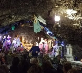 Acireale / Gino Astorina tra i pastori del Presepe Settecentesco per tenere vivo un patrimonio culturale e il rapporto umano