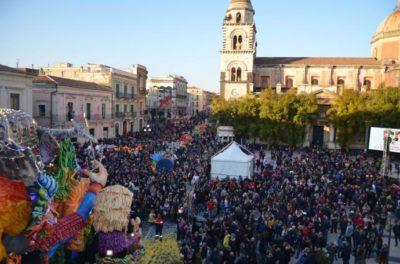 Tempo di Carnevale -1 / Dall’8 al 25 febbraio Acireale si veste d’allegria. I carri allegorici e infiorati tornano a sfilare insieme