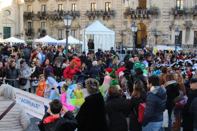 Tempo di Carnevale – 6 / Ad Acireale sfilano anche tre scolaresche in maschera