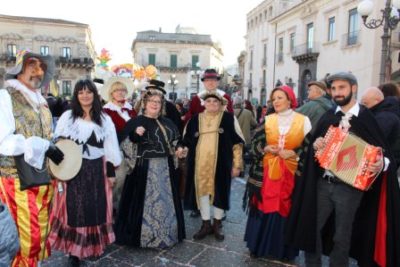 Tempo di Carnevale – 4 / Ad Acireale la festa dell’allegria vista da due turisti