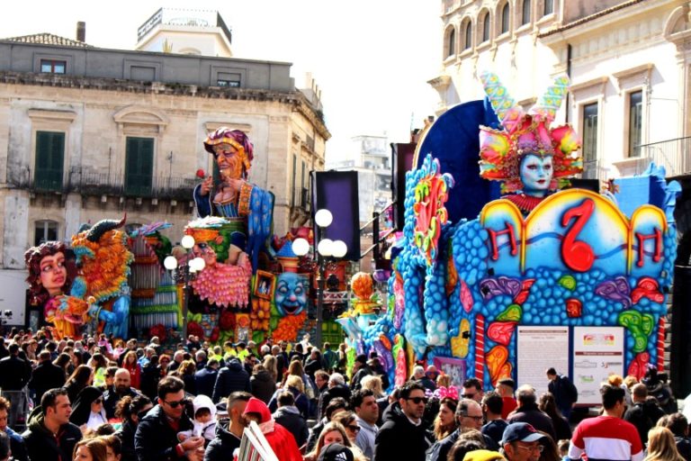 Tempo di Carnevale – 3 / Grande afflusso di pubblico e varie iniziative a contorno della sfilata dei carri