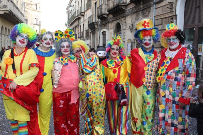 Tempo di Carnevale – 7 / La parata di carri allegorici e infiorati chiude domani ad Acireale la festa più pazza dell’anno