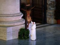 Papa Francesco e il crocifisso