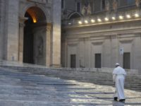 cor Papa Francesco sale le scale di S
