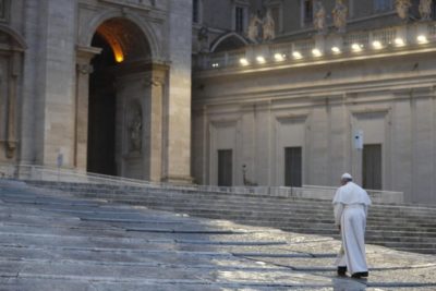 Chiesa e coronavirus / La benedizione “Urbi et Orbi” di Papa Francesco è un invito ad affidarsi al Signore