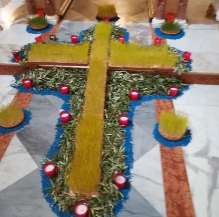 S. Maria Ammalati / Allestita in parrocchia una croce, segno di Resurrezione, per vivere con il cuore il mistero pasquale