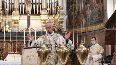 Acireale / In Cattedrale solo i presbiteri alla Messa Crismale di mons. Raspanti  diffusa su Facebook