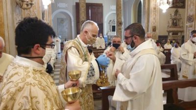 Acireale / La Messa crismale del vescovo Raspanti. Testo dell’omelia