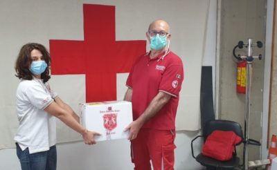 Coronavirus e solidarietà / L'”Antica Dolceria Rizza” di Modica dona barrette di cioccolato alla Croce Rossa per i pacchi spesa