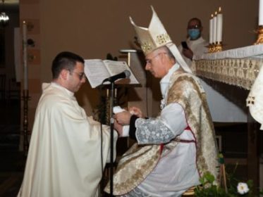 Diocesi / Ordinazione sacerdotale: ad Acicatena il gioioso “Eccomi” di don Riccardo Leonardi